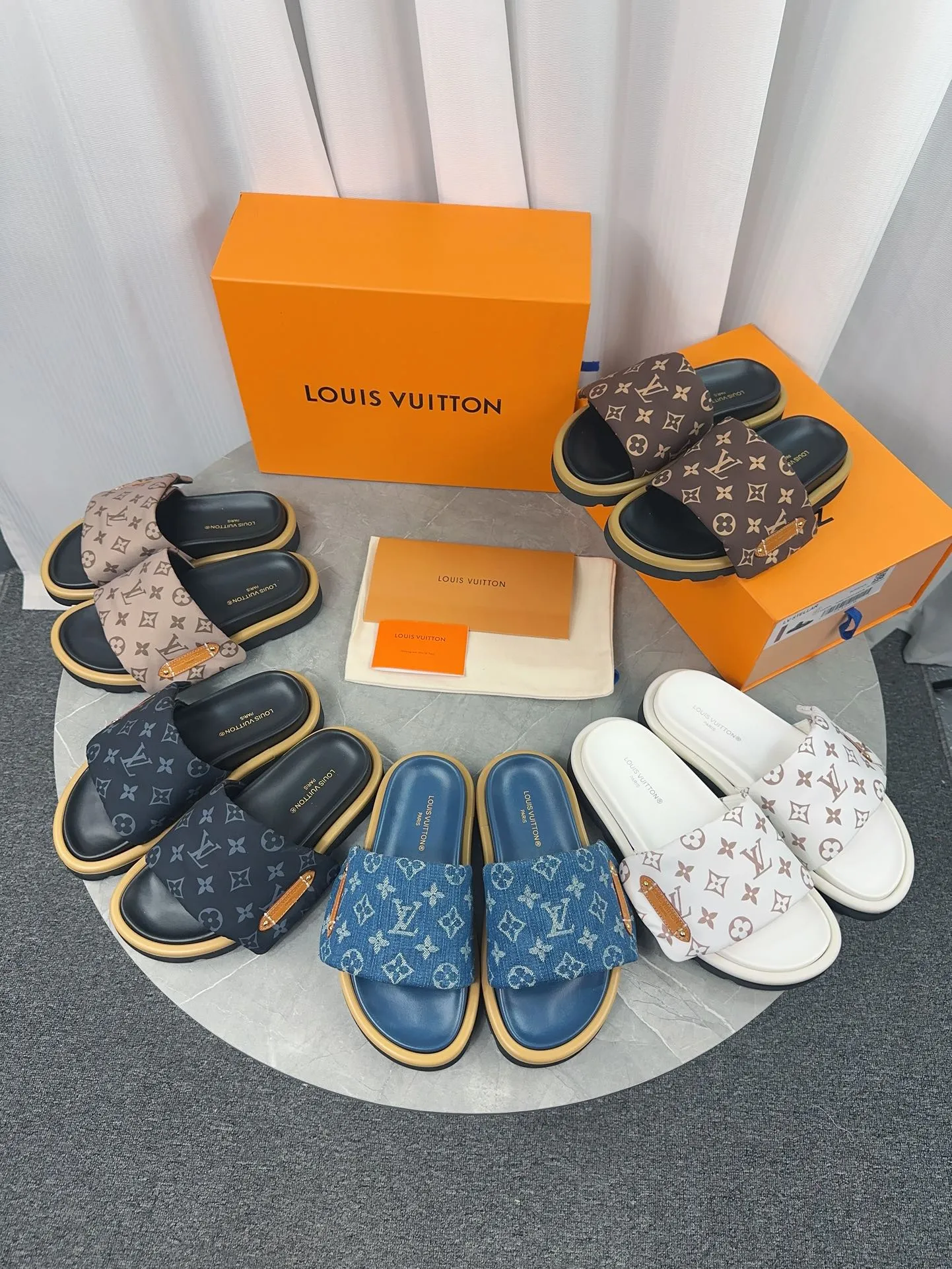 👟👟Ex-factory price 360👟👟 Women's Shoes Women's Clothing LV Donkey Brand L Home 2023 Hot Style Embossed Logo Embossed Sandals This Pool Pillow Comfort flat sandals are made of technical fabrics and use high-frequency embossing technology to reinterpret the Monogram pattern. Soft padded upper with adjustable Velcro, comfortable and tough insole adds harmonious color ▪️Fabric: Original customized technical fabric ▪️Lining: soft sheepskin lining ▪️Sole: Original open-molded rubber foam outsole Color: sky blue. Yellow. Black ▪️Size: 35-45
